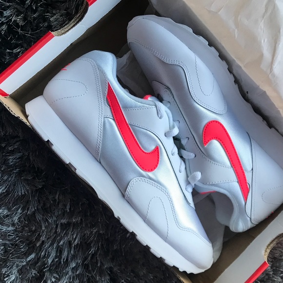 Nike women’s outburst sneakers - Picture 6 of 8